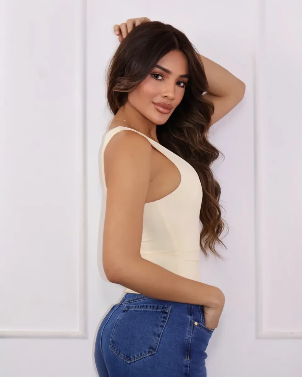 Blusa básica Isabella en amarillo de LIA Couture