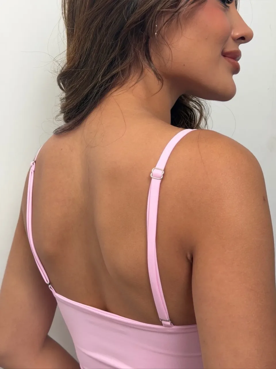 Blusa básica Mía en rosado, vista de la espalda con tirantes regulables