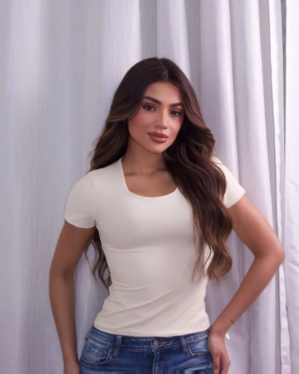 Blusa básica Olivia en amarillo de LIA Couture